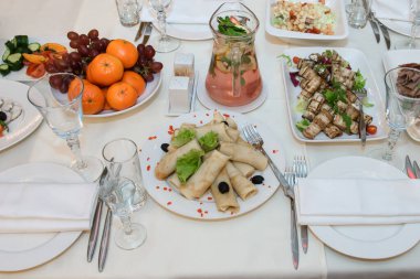 Yemek tabağıyla servis edilen şenlik masası. Şenlikli bir şölen geleneği..