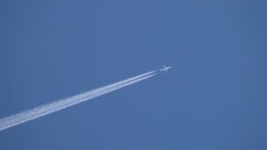 Askeri süpersonik Rus savaş uçakları uçuyor. Mavi gökyüzünde yüksek hızda askeri uçak.