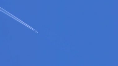 Askeri süpersonik Rus savaş uçakları uçuyor. Mavi gökyüzünde yüksek hızda askeri uçak.