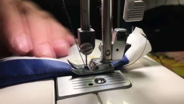 Trabalhador Costura Pano Máquina Costura Cratches Fio Tecido — Vídeo de Stock