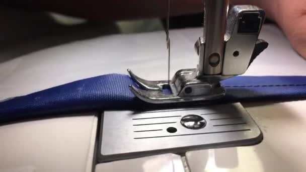 Trabalhador Costura Pano Máquina Costura Cratches Fio Tecido — Vídeo de Stock