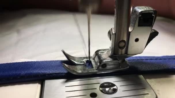 缝纫机上的布是工人缝制的 把织物上的线缝起来 — 图库视频影像