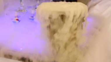 Kirazlı şampanya piramidi. Baloncuklu kutlama alkolü.