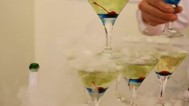Šampaňská Pyramida Třešněmi Oslavný Alkohol Bublinkami — Stock video