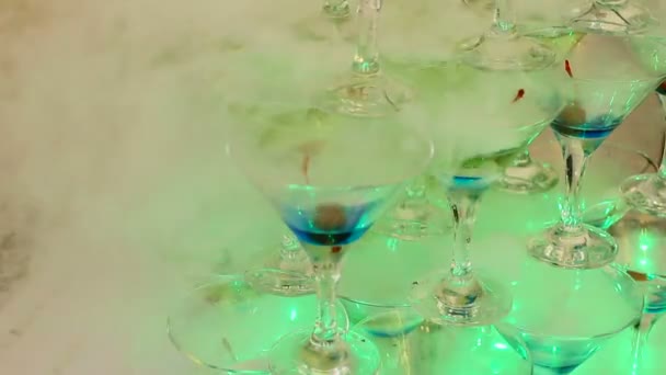 Piramide Champagne Con Ciliegie Alcol Celebrativo Con Bollicine — Video Stock