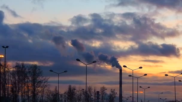 日落时分 工厂的烟囱冒着烟 工业废料致癌物质造成的空气污染 违反大气环境污染 燃烧残留物 — 图库视频影像