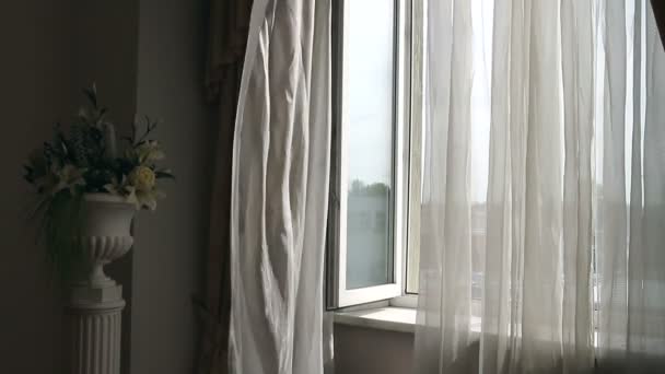 窗帘在风中飘扬在窗前 房子的内部 房子的内部 灵感来源 — 图库视频影像