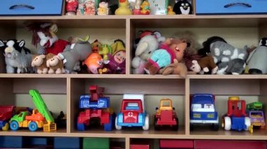 Çocuk odasında çocuk oyuncakları. Bebek için oyuncak ve yumuşak oyuncaklar. Mutlu bir çocukluk. Sevimli oyuncak hayvanlar ve oyuncak adamlar..