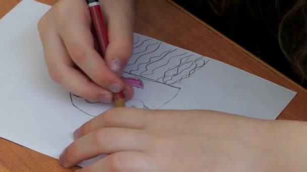 Niño Dibuja Con Una Pluma Sobre Papel Blanco Formación Habilidades — Vídeo de stock