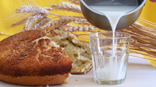 Świeżo Upieczony Domowy Chleb Mleko Zdrowa Naturalna Zdrowa Żywność Wiejska — Wideo stockowe