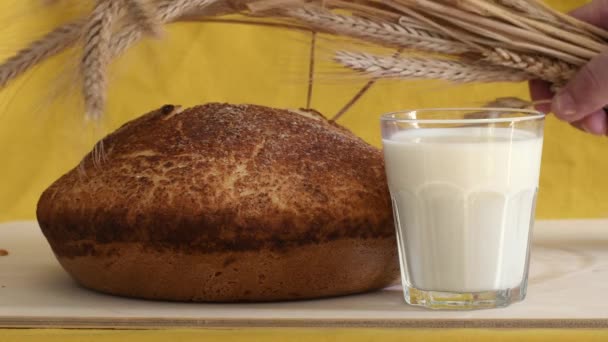 Свежеиспеченные Домашний Хлеб Молоко Здоровое Натуральное Полезное Сельское Питание — стоковое видео