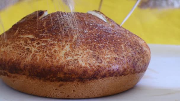 Śniadanie Świeżego Pieczonego Domowego Gorącego Chleba Wiejska Tradycja Pieczenia Żywności — Wideo stockowe