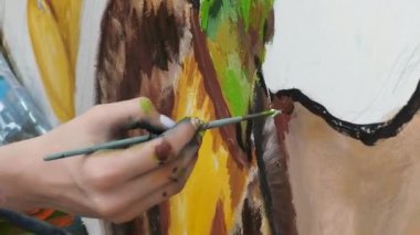 Çocuk bir boya fırçasıyla resim çiziyor. Kürsüde resim yapmak çok yakın..