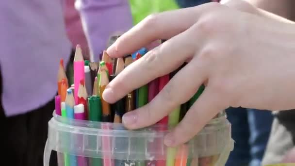Kinderen Tekenen Papier Kleurrijke Potloden Tekenklas — Stockvideo
