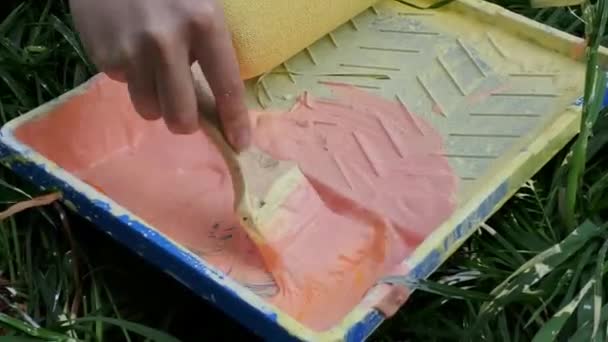 Mano Agita Con Pincel Pintura Rosa Trabajo Pintura Del Exterior — Vídeo de stock