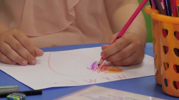 Linkshänderin Zeichnet Mit Bleistift Auf Papier Entwicklung Künstlerischer Fähigkeiten Bei — Stockvideo