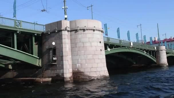 サンクトペテルブルク市の橋の下ネヴァ川. — ストック動画