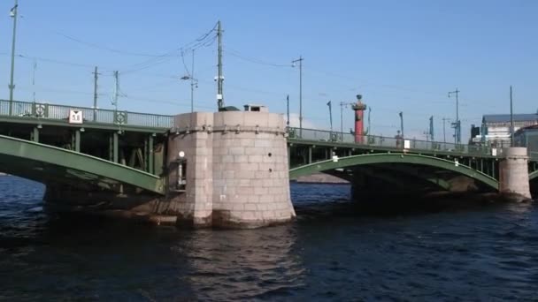 Fiume Neva sotto ponti della città di San Pietroburgo. — Video Stock