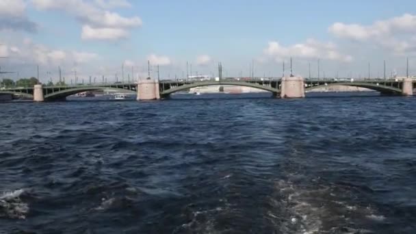 상트페테르부르크 시의 다리 밑에 있는 네바강에서 증기선을 타고 항해하는 모습. — 비디오