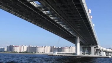 St. Petersburg 'daki Neva Nehri üzerinde kablo destekli köprü. Şehrin köprülerinin altında yüzen.