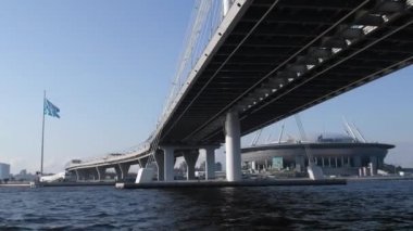 Neva Nehri boyunca Gazprom Arena Stadyumu 'nun yanındaki köprüde. Bir bina kompleksi ve futbol müsabakaları için bir stadyum.