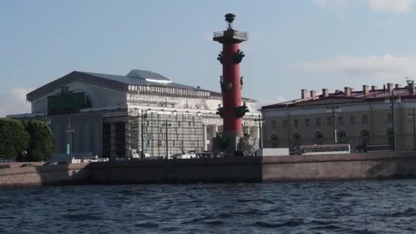 Columnas Rostrales San Petersburgo Vista Desde Río Neva Turistas Navegando — Vídeos de Stock