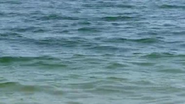 Açık mavi deniz suyu dalgaları.
