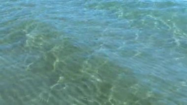 Açık mavi deniz suyu dalgaları.