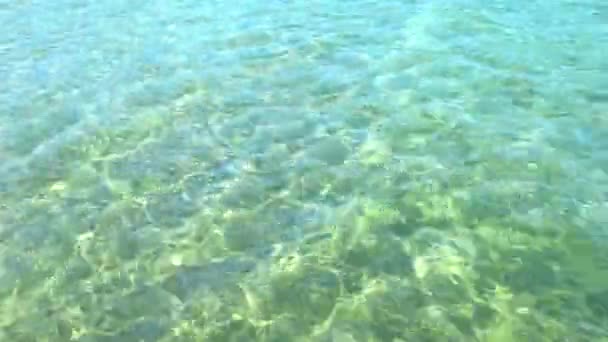 Olas de agua de mar azul claro. — Vídeos de Stock