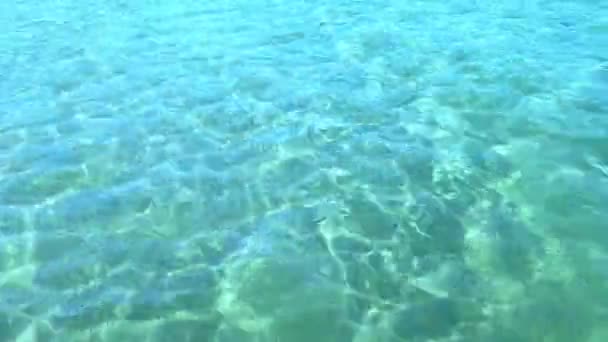 Olas de agua de mar azul claro. — Vídeo de stock