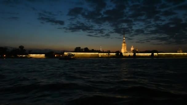밤에 관광객 수송선을 타고 상트페테르부르크 시에 있는 네바강을 따라 유람을 하는 모습. — 비디오