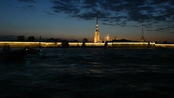 Por la noche en un barco turístico una excursión a lo largo del río Neva en la ciudad de San Petersburgo. — Vídeos de Stock