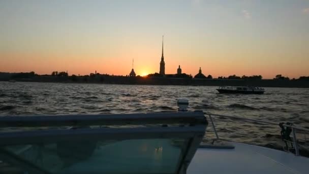 En una excursión en barco turístico a lo largo del río Neva en la ciudad de San Petersburgo. — Vídeos de Stock