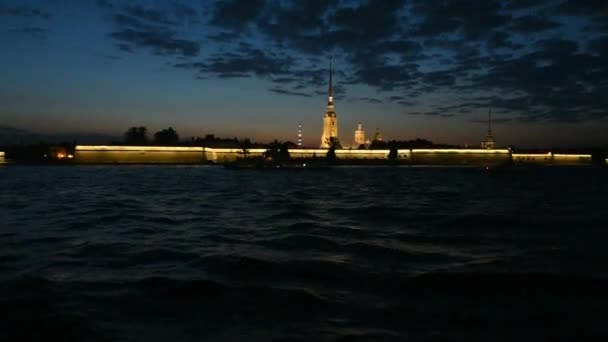観光船で夜にはサンクトペテルブルクのネヴァ川沿いの遠足 ピーターとポール要塞の近くのセーリングを見る — ストック動画