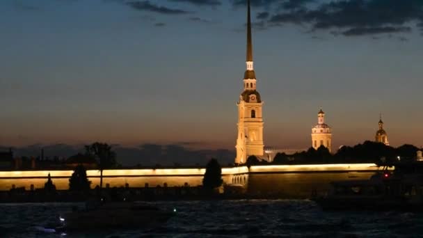 Por Noche Barco Turístico Una Excursión Largo Del Río Neva — Vídeos de Stock