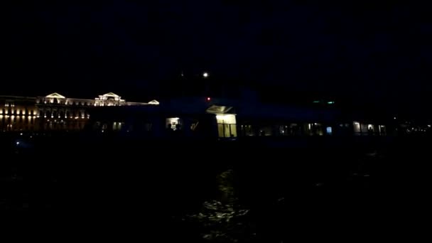 海の町の海岸に沿って観光船やボートの夜のセーリング. — ストック動画