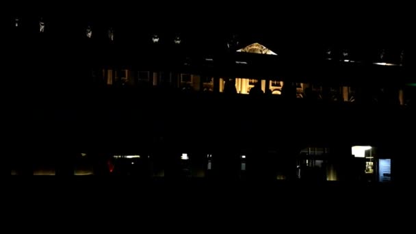 Navegación nocturna de barcos turísticos y embarcaciones a lo largo de la costa de la ciudad marítima. — Vídeos de Stock