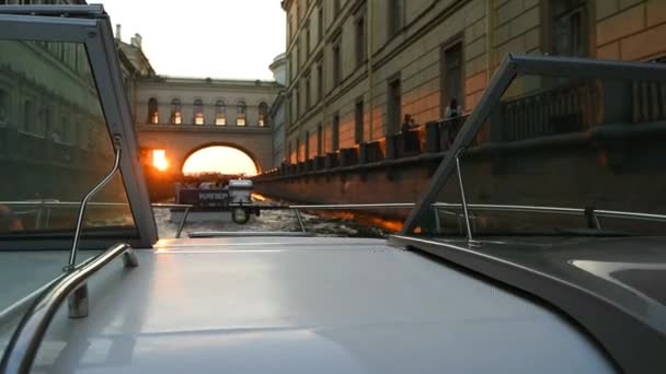 日落时沿着欧洲城市桥下的运河乘船旅行. — 图库视频影像