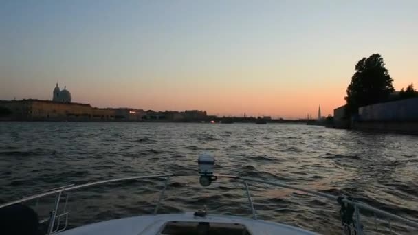 Voile sur un bateau de tourisme sur l'eau. — Video