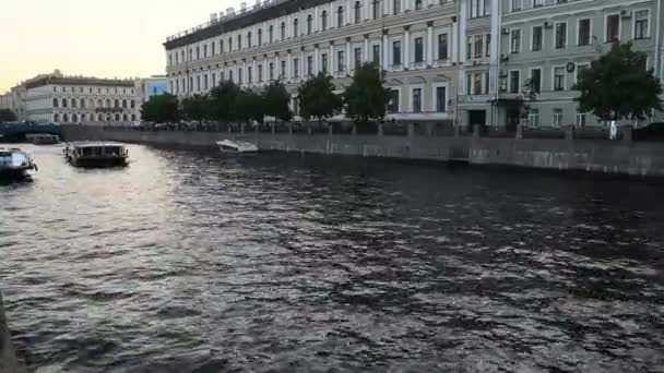 Le canal de la rivière de la ville européenne. — Video