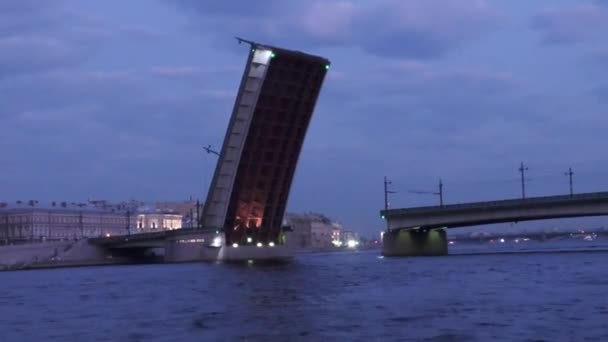 Segeln Unter Einer Erhöhten Brücke Schöne Wässrige Stadtlandschaft Von Petersburg — Stockvideo