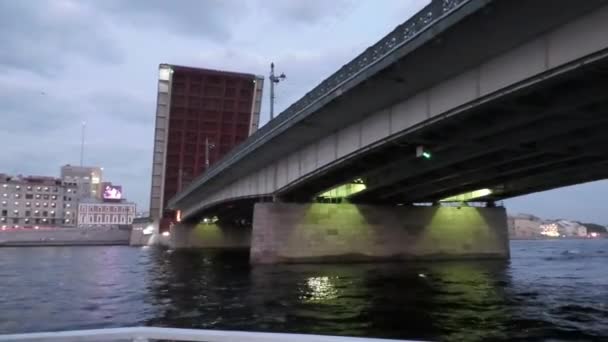 橋の下を航海中 ホワイトナイトでサンクトペテルブルクの美しい水の街 — ストック動画