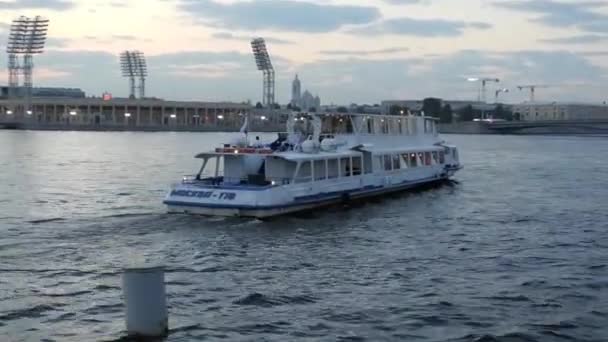 ロシアのサンクトペテルブルクにあるネヴァ川の観光船 白い夜にボートと美しい水の街の風景 — ストック動画
