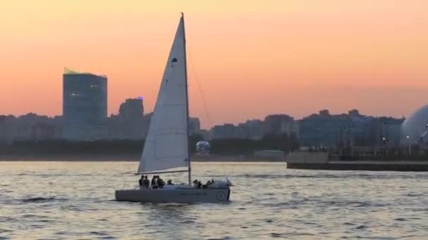 São Petersburgo Rússia Iates Vela Rio Neva Bela Paisagem Cidade — Vídeo de Stock