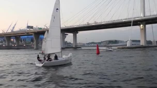 Sankt Petersburg Ryssland Segling Båtar Neva Floden Vackert Vatten Stad — Stockvideo