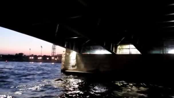 Żeglowanie Pod Mostem Sankt Petersburga White Nights Piękny Wodny Krajobraz — Wideo stockowe