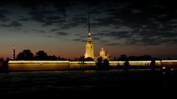 Nachts Een Toeristisch Schip Een Excursie Langs Neva Rivier Stad — Stockvideo