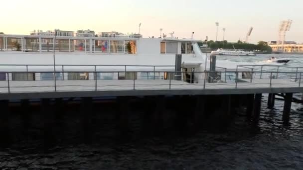 Туристичний Корабель Річці Нева Санкт Петербурзі Росія Чудовий Міський Краєвид — стокове відео