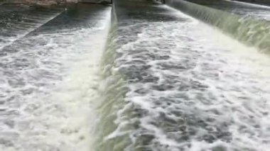 Köprünün altındaki şelaleler beton çıkıntılarda çağlıyor. Endüstriyel mimari hayranları için manzara.