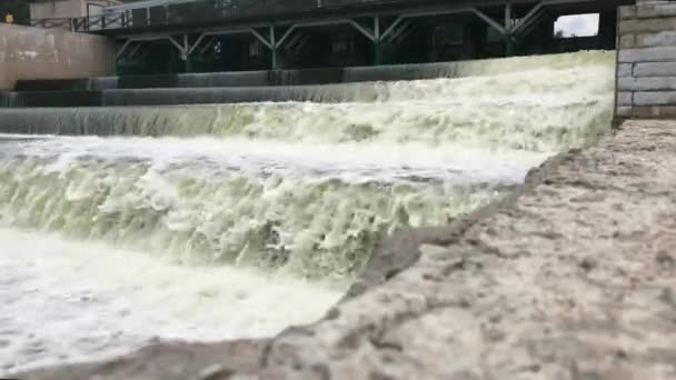 Cachoeira Cai Sob Ponte Cascatas Bordas Concreto Uma Vista Para — Vídeo de Stock